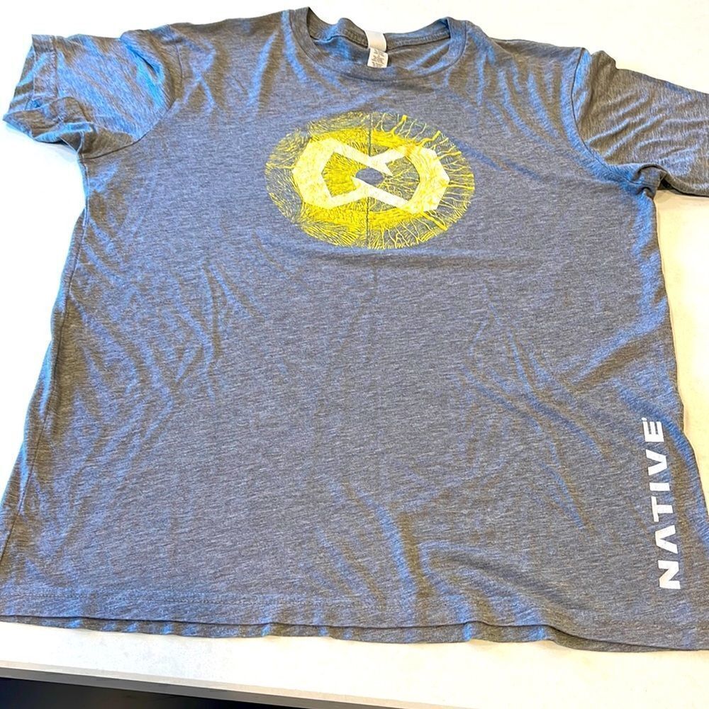 Native men’s T-shirt size large gray with yellow design.